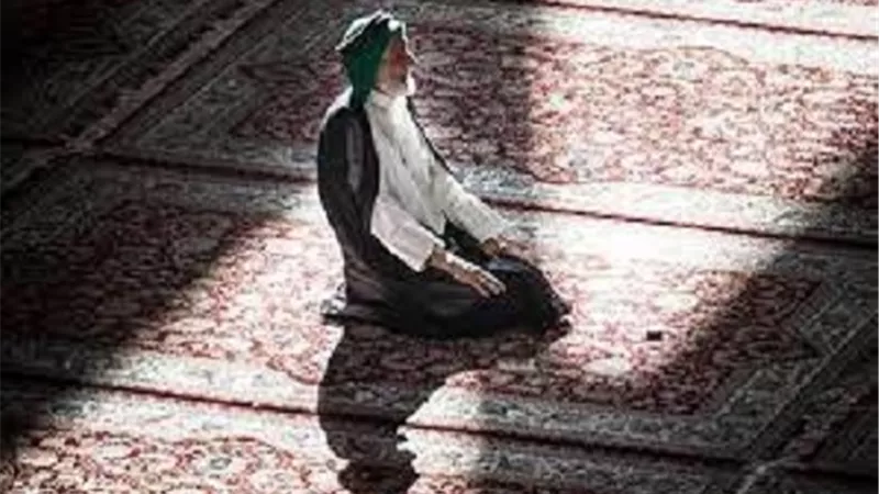 ما حكم الصلاة جالسا؟.. عضو بـ