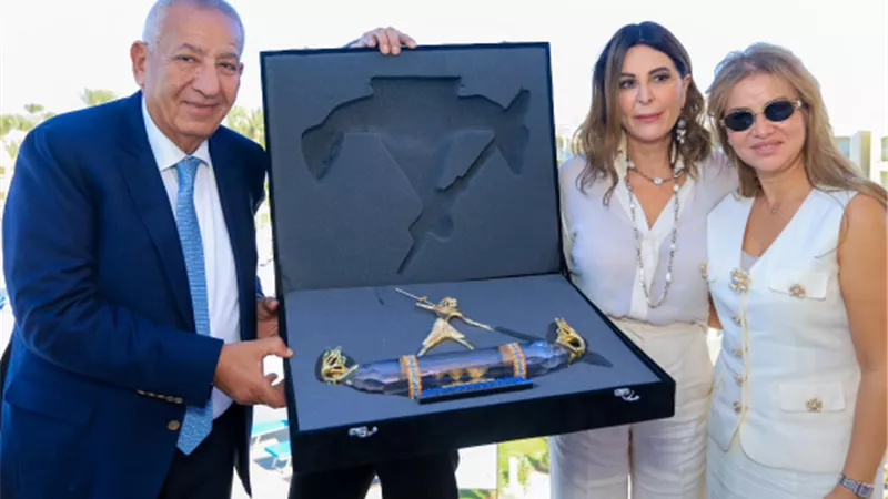 تكريم وزيرة السياحة الايطالية علي هامش افتتاح المدرسة الايطاليةا