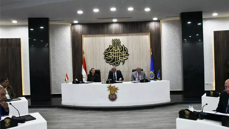 محافظ أسوان يوجه بكاتف الجهود للتعامل مع أي أمطار أو سيول