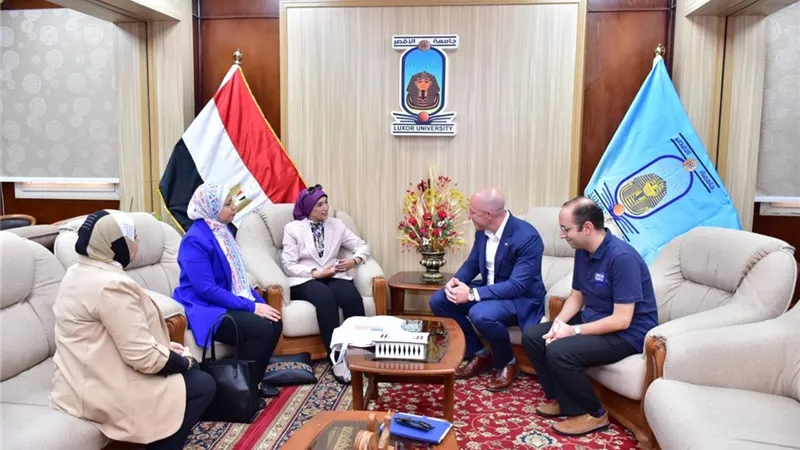 وفد المكتب الثقافى بالسفارة الأمريكية يزور جامعة الأقصر