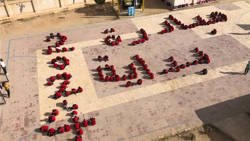 «مطروح التجريبية للغات» ترسم مبادرة «بداية» في طابور الصباح
