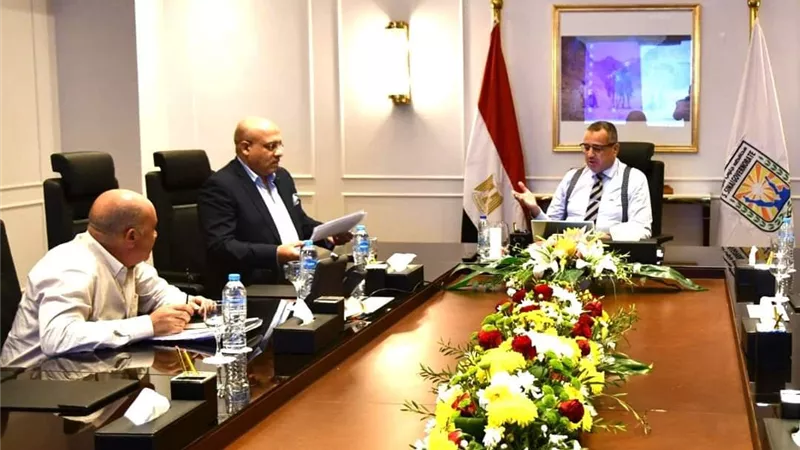 محافظ جنوب سيناء يجتمع مع رئيس الإدارة المركزية للاستثمار