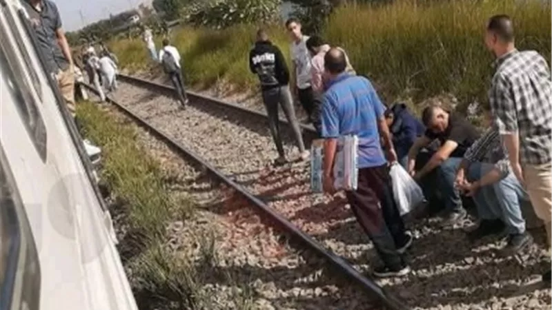 اصابة 3 أشخاص اثر سقوطهم من قطار أثناء دخوله المحطة بالقليوبية