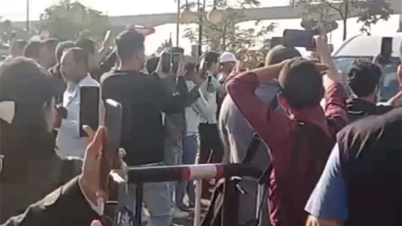 لحظة وصول جثمان حسن يوسف إلى مسجد الشرطة