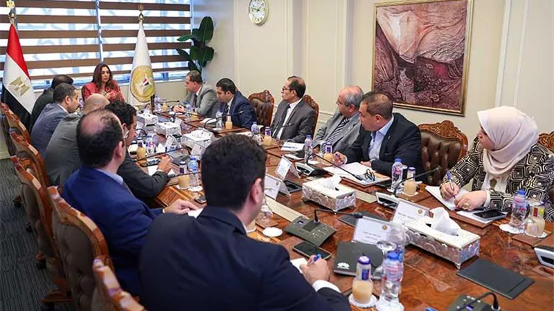 وزيرة التنمية المحلية: تبسيط إجراءات تراخيص المحال العامة