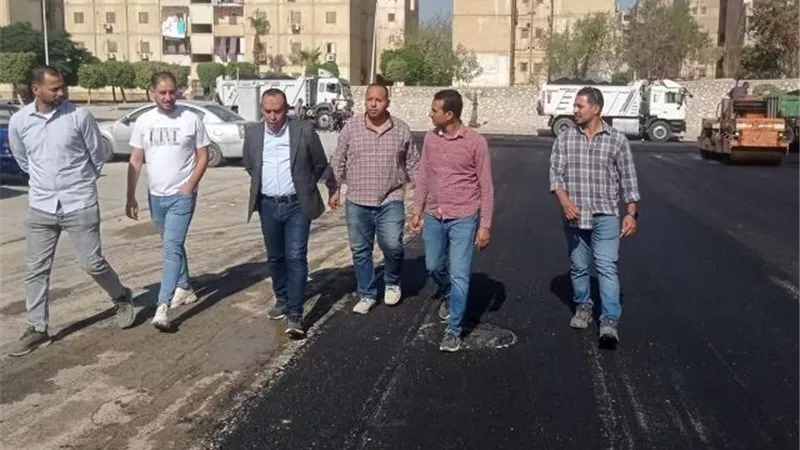 رئيس جهاز 15 مايو يعلن عن أحدث مشروعات الطرق فى المدينة.. بالصور