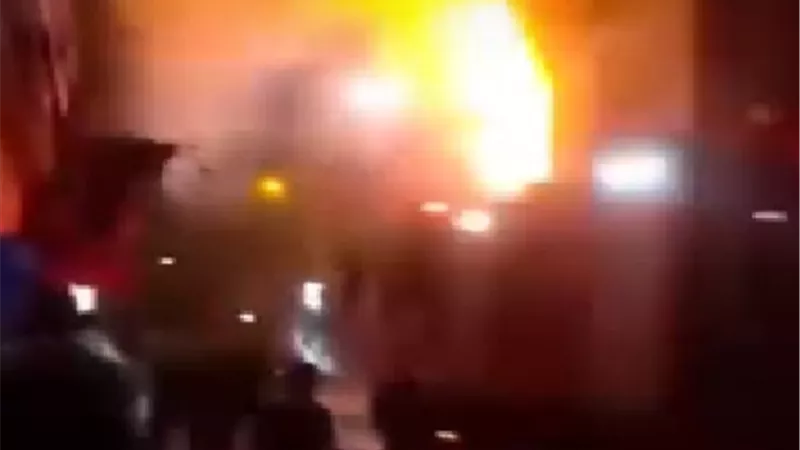 انقاذ سوق قطع غيارالسيارت بالعطارين من حريق مدمر