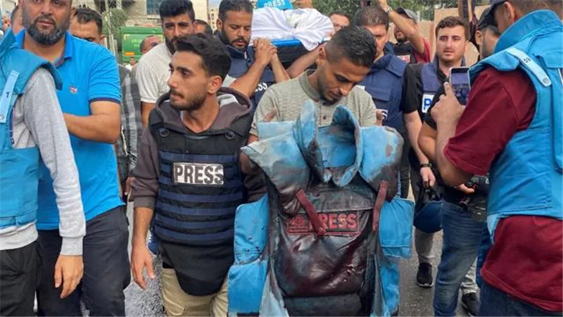 الاحتلال يخفى جرائمه فى شمال غزة.. بقطع الاتصالات واستهداف الصحفيين