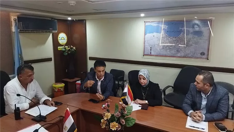 رئيس مدينة مطروح يوجه بسرعة إنهاء مشروعات الغاز والصرف والبنية التحتية