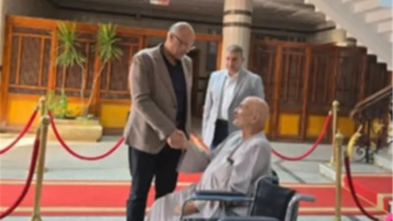 محافظ القليوبية يوفر كرسيا متحركا استجابة لاحد المواطنين