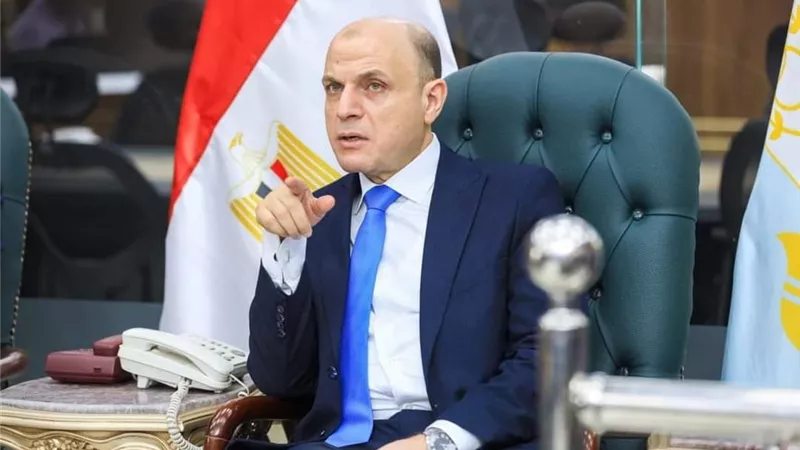 محافظ كفرالشيخ يتابع سير العمل بالمركز التكنولوجي ومنظومة التصالح