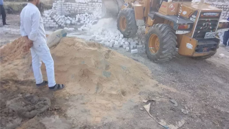 محافظ كفرالشيخ: إزالة حالة بناء مخالف وتعدٍ علي أرض زراعية