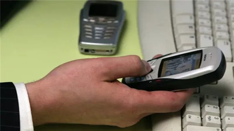 اكتشاف هاتف محمول متحجر أثناء عمليات التنقيب في قبر تاريخي