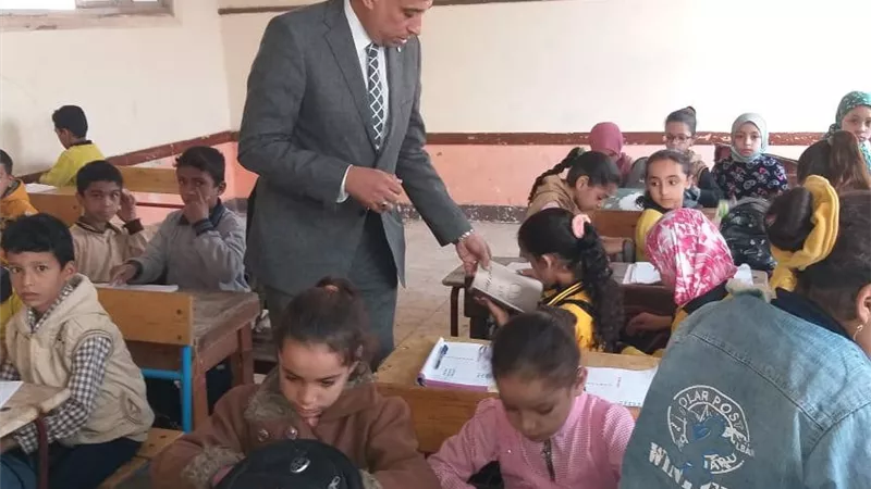 عطية فى أولى زياراته لإدارة اطفيح التعليمية: لا تهاون مع المقصرين