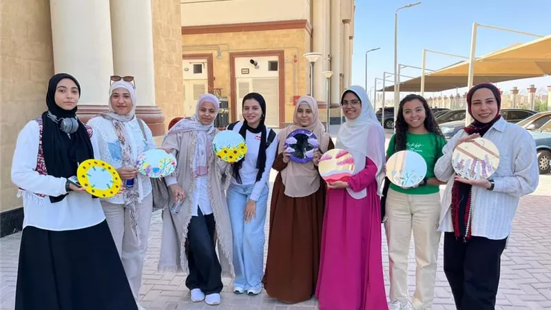 جامعة أسيوط الأهلية تنظم ورشة فنية عن أعمال الرسم على الخزف