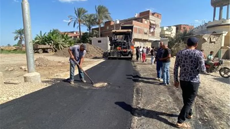نائب محافظ دمياط تتابع أعمال الطرق بمشروعات