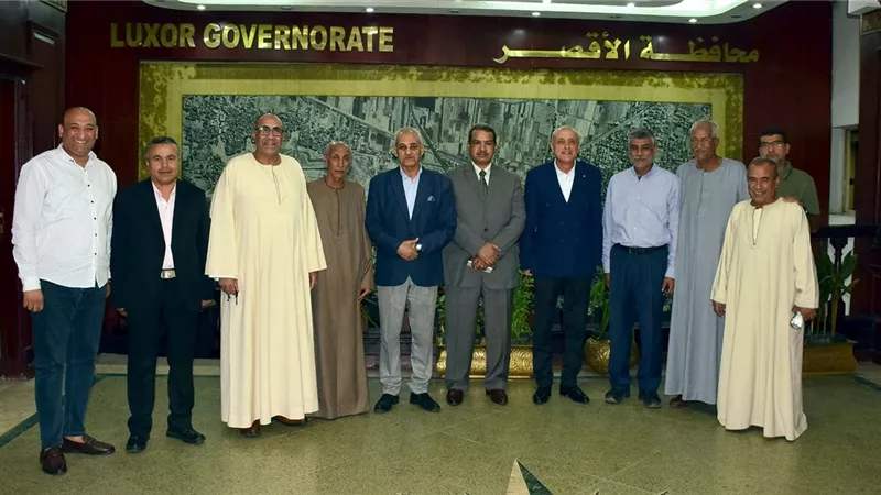 محافظ الأقصر يلتقى وفدا من أهالى مركز القرنه لبحث طلباتهم