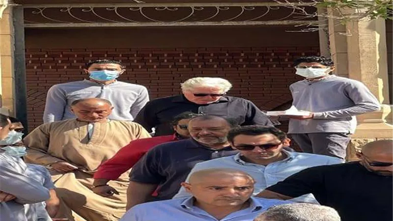 حسين فهمى يستقبل عزاء شقيقه على مقابر الأسرة بالواحات.. صور