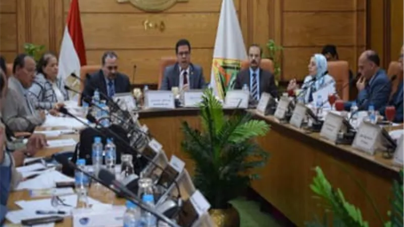 رئيس جامعة بنها يؤكد على أهمية تطوير الوعي الوطني لدى الطلاب