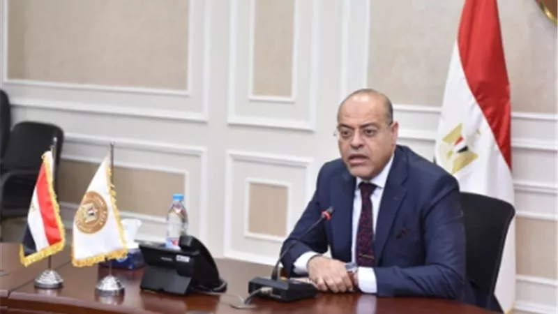 وزير العمل يُقرر إلغاء نشاط شركتين لإلحاق عمالة بالخارج