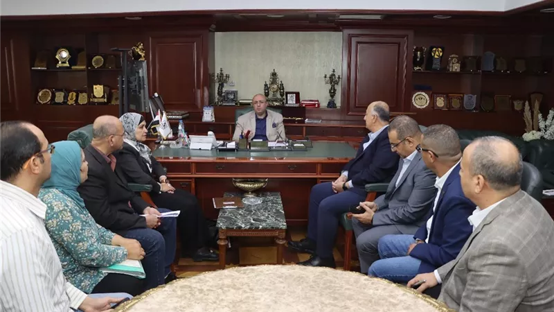 غنيم يبحث مع مجموعة تيتان دعم منظومة المخلفات والقطاع الصحي