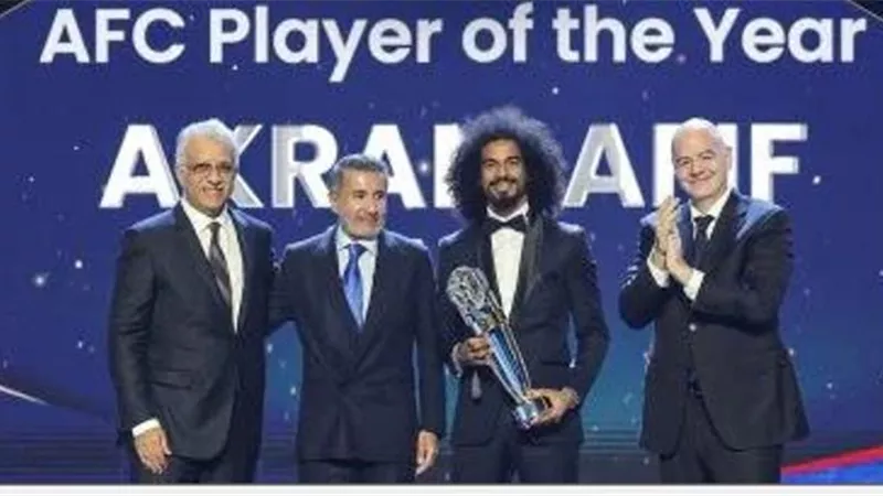 أكرم عفيف يتوج بجائزة أفضل لاعب فى آسيا 2023