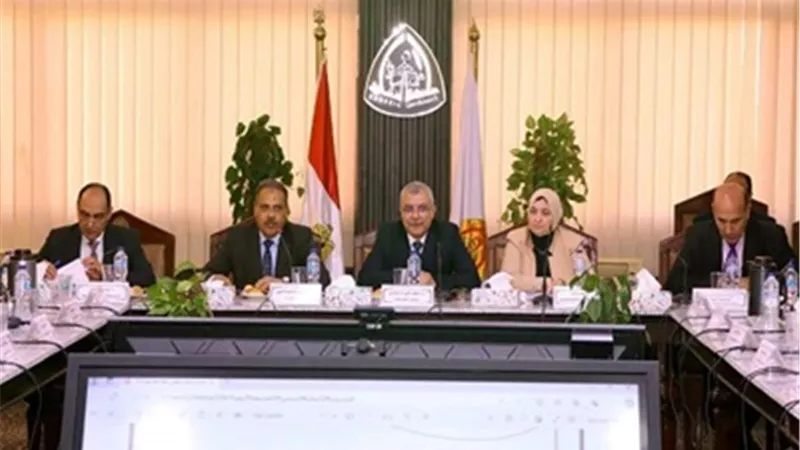 محافظ الشرقية يُشارك فى إجتماع مجلس جامعة الزقازيق