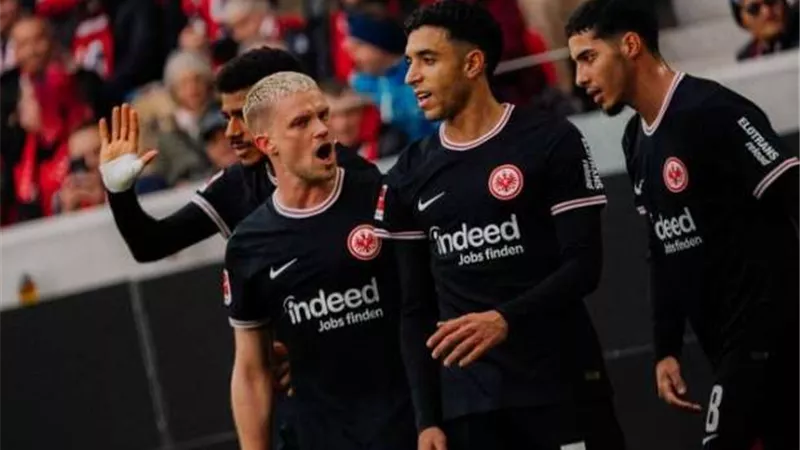 مرموش بديلاً.. تشكيل فرانكفورت أمام مونشنجلادباخ في كأس ألمانيا