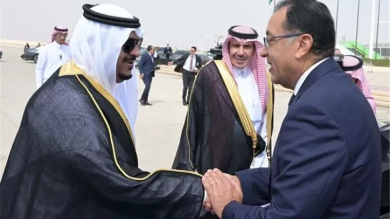 رئيس الوزراء يصل للرياض للمشاركة في مؤتمر 