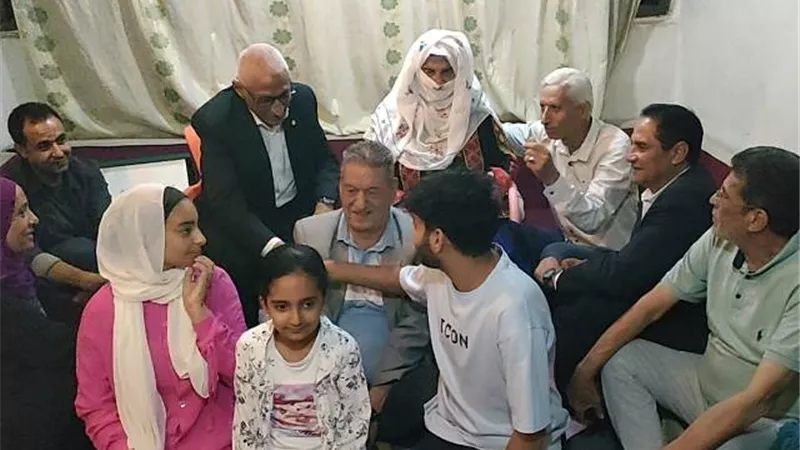 محافظ شمال سيناء يزور المجاهدة فرحانة بمنزلها بالعريش