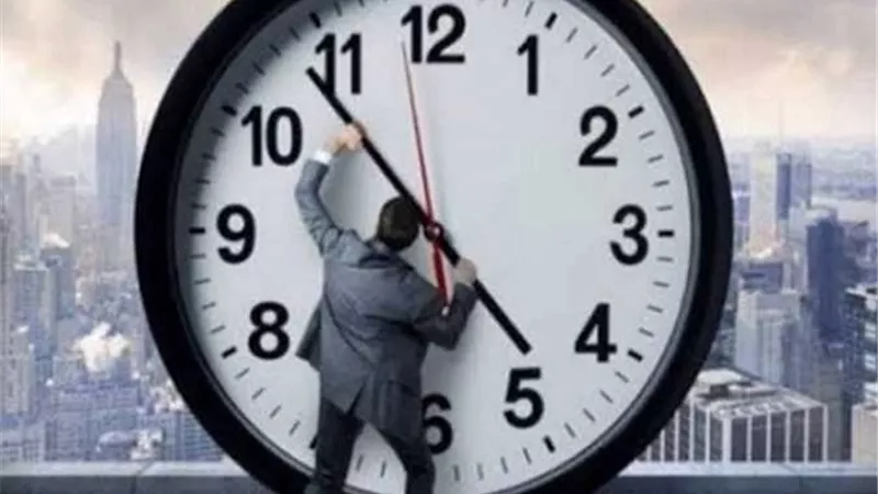 12 باليل رجع التوقيت ساعة كاملة..واعرف مواعيد الصلاة