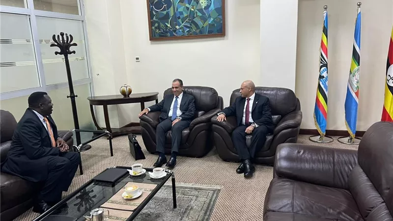وزير الخارجية والهجرة يصل إلى أوغندا