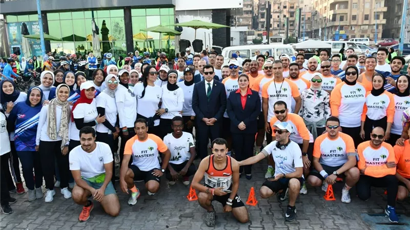 وزير الشباب يطلق شارة البدء لماراثون الدراجات بالإسكندرية
