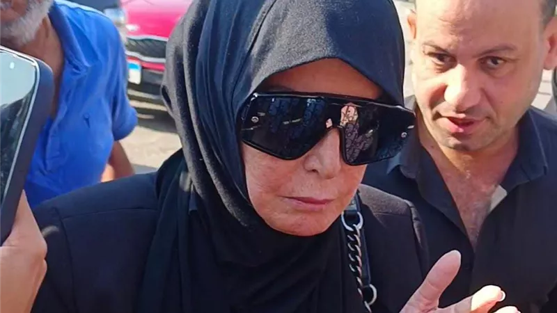 بالصور .. ميرفت أمين وايهاب فهمى يودعان حسن يوسف بمثواه الأخير