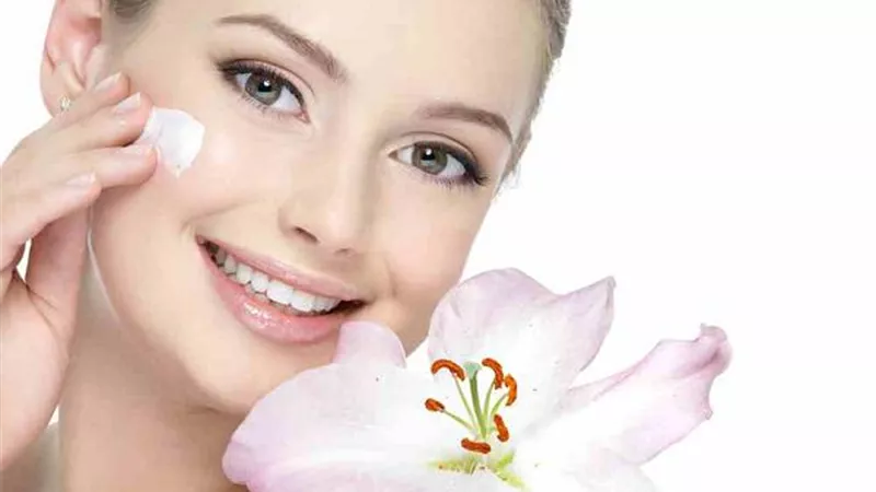 زيت الورد مفتاح نضارة البشرة وجمالها ومقاومة علامات تقدم السن