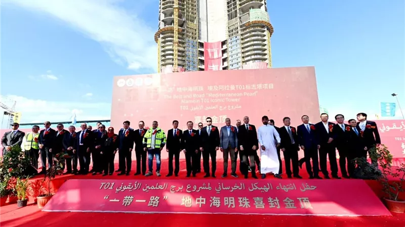 وزير الإسكان يشهد حفل انتهاء الهيكل الخرسانى للبرج الأيقونى بالعلمين