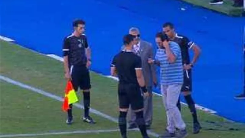 محمد فاروق: يكشف سبب تعطل سماعة حكم مباراة سموحة وحرس الحدود