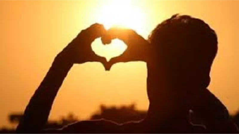 دراسة تكشف العلاقة بين ذكاء الرجل ورومانسيته