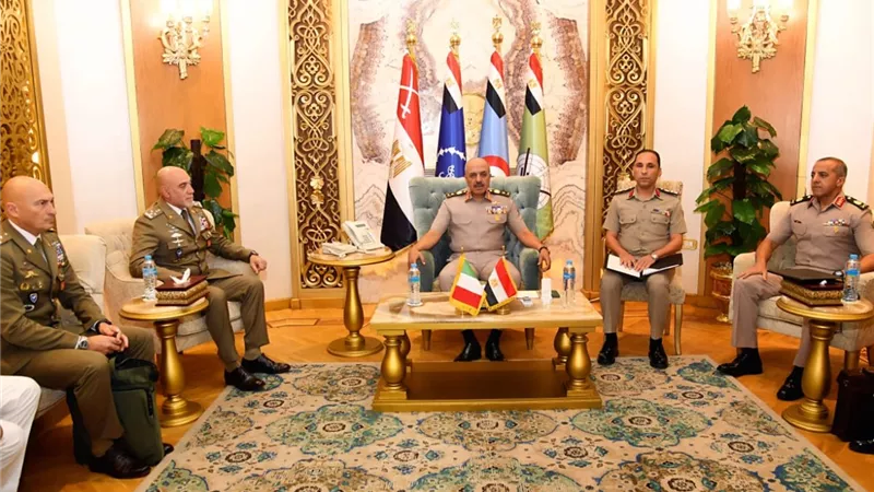 الفريق أحمد خليفة رئيس الأركان يلتقى قائد القوات البرية الإيطالية