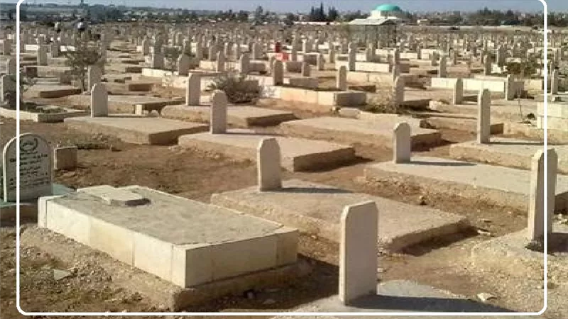 نقل رفات الميت إلى قبر منفرد بعد دفنه مع شقيقته هل يجوز؟!