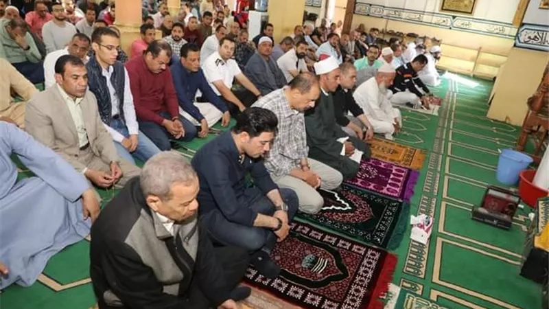محافظ سوهاج يؤدى صلاة الجمعة بمسجد الشرطةويستمع لمطالب المواطنين