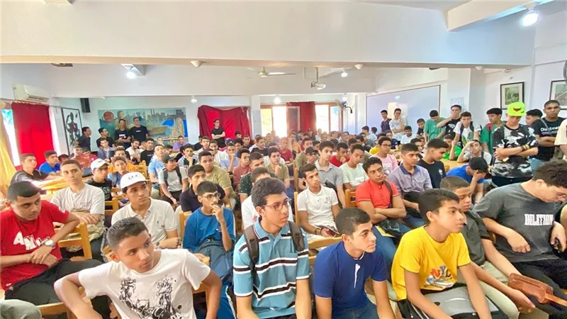 إقبال الطلاب على مجموعات التقوية المدرسية بالإسكندرية.. صور