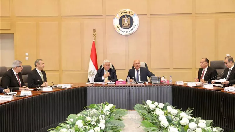 الوزير يبحث مع عاشور تعظيم دور البحث العلمي في النهوض بالصناعة والنقل