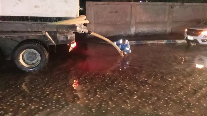 مدينة مرسى مطروح تدفع بفرق الطوارئ لرفع تجمعات مياه الأمطار