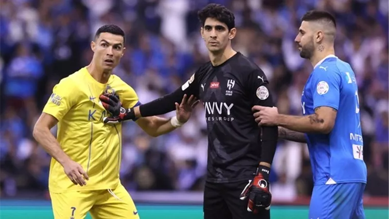 شاهد .. بونو يتصدى لتسديدة رونالدو