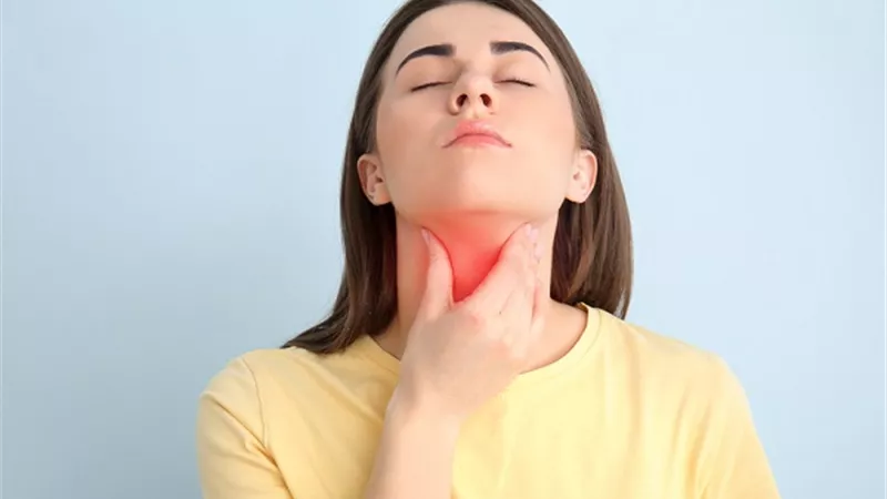 أبرزها تغير الوزن .. طبيبة تكشف علامات خلل وظائف الغدة الدرقية