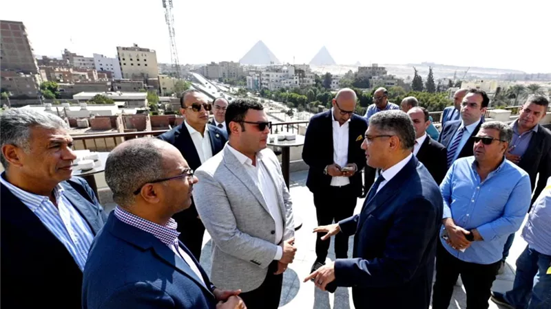وزير الإسكان ومحافظ الجيزة يعقدان اجتماعاً بالمنطقة المحيطة بالأهرامات