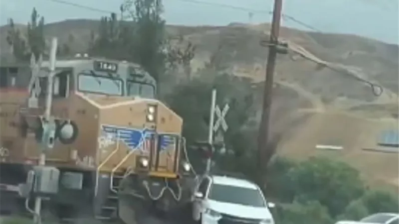 ضابط ينقذ طفلًا من سيارة قبل تدميرها بقطار سريع | فيديو