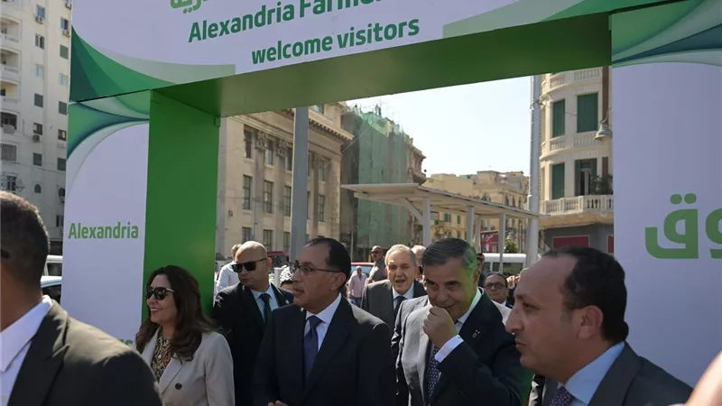 رئيس الوزراء يتفقد سوق اليوم الواحد بمحطة الرمل بالإسكندرية