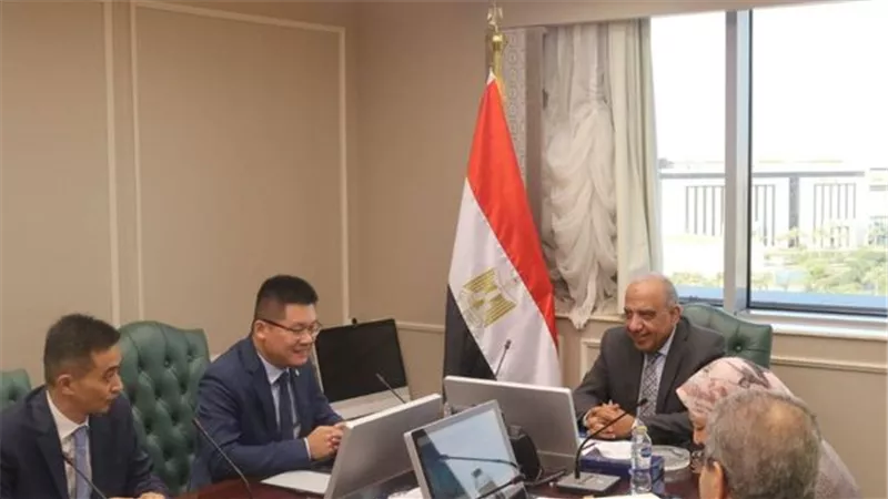 وزير الكهرباء يبحث مع «هواوي» كشف التلاعب في معدلات الاستهلاك